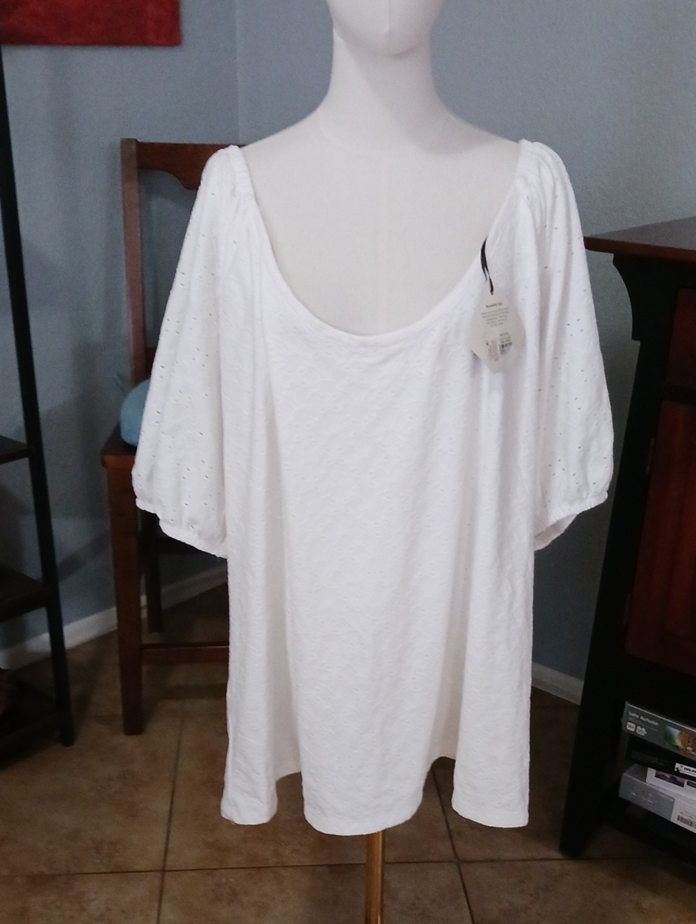 NEW!! Ava & Viv- Women’s White Eyelet Puff Sleeve Top